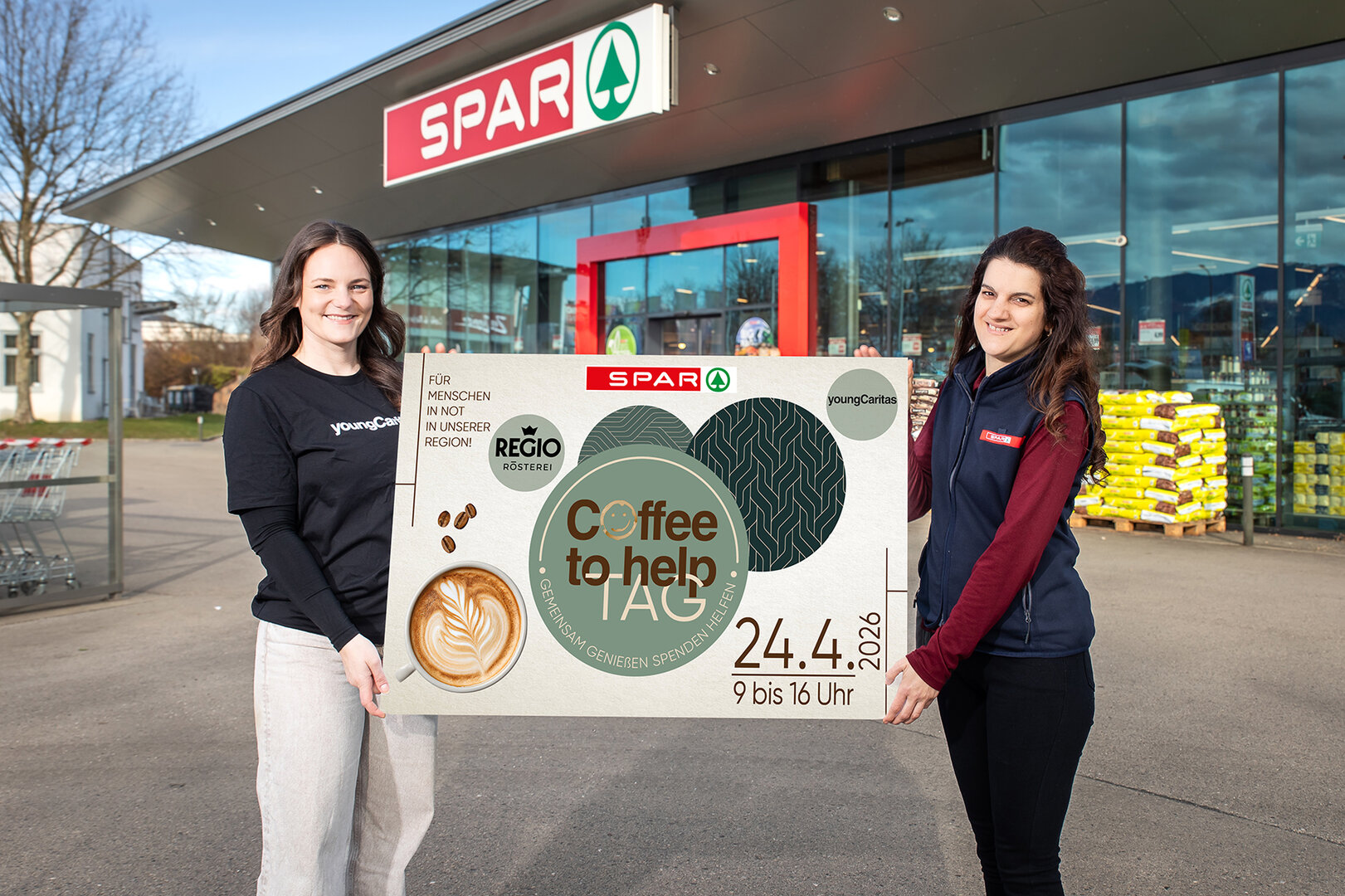 Engagement, das verbindet: Jugendliche der youngCaritas unterstützen gemeinsam mit SPAR-Mitarbeiter:innen den SPAR Coffee to help Tag - am Foto Sarah Lerchster (youngCaritas) und Fata Kurtovic vom SPAR-Supermarkt in der Lodengasse in Klagenfurt. (©SPARgleissfoto)